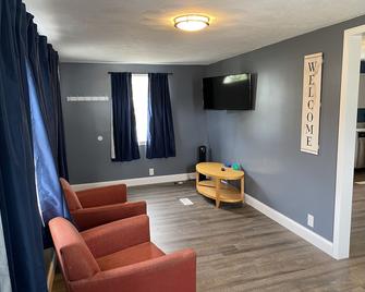 East End Strip: Walk to Lake & Township Park. Wine Country, Golf, Pet Friendly - Geneva - Sala de estar