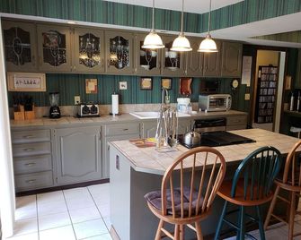 Huge Indiana Family Reunion Villa With Indoor Pool, Hot Tub, Game Rm 8 Br, 7 Ba - Winchester - Kitchen