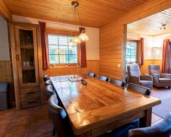 Attractive Swedish group accommodation by the meadow - Soest - Dining room