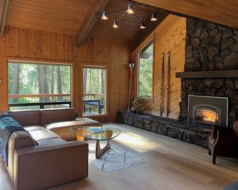 Enjoy Dakota House! A modern. Family-friendly. 4bdr cabin @ Black Butte Ranch - Sisters - Living room