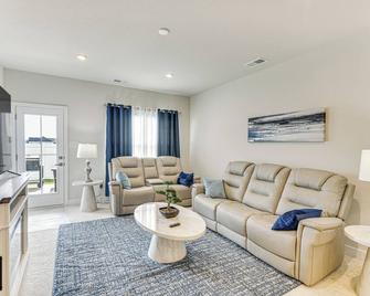 Beautiful Family Retreat By Pasquotank River! - Elizabeth City - Living room