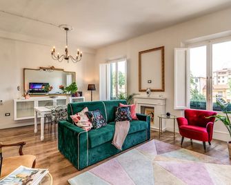 Aweshomeitaly - Pisa Park View Apartment - Піза - Вітальня