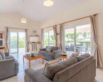 Villa Chrystalla - Three Bedroom Villa, Sleeps 6 - Neo Chorio - Living room