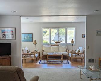 Blue Heron Getaway. Come enjoy the spring and summer in our great cozy house. - Reedsport - Living room