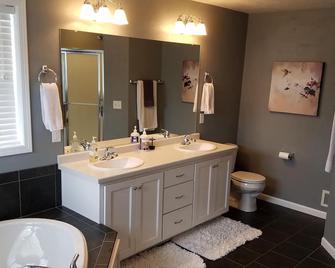 Spacious private home with quick access to EAA - Neenah - Bathroom