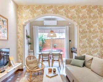 Spacious & sunny Apt w/terrace in the city center - Barcelona - Living room