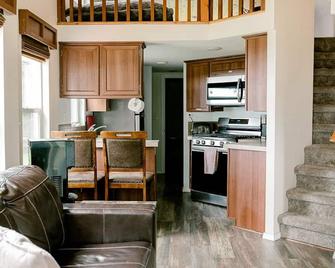 Walk out the front door, across a grass lawn and onto a sandy beach - Sekiu - Cocina