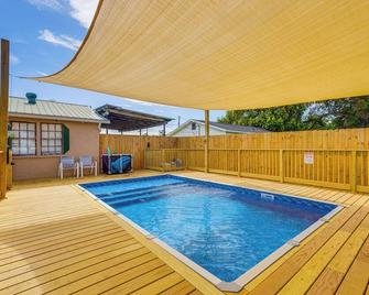 Cozy Home Near Bay Access in Panama City! - Panama City - Pool
