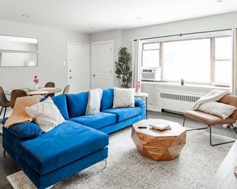 New renovation-1BR-Stylish-Modern-Next to the Lake - Evanston - Living room