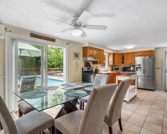 7 Raymond Street Sandwich - Salty Pirate - Sandwich - Kuchnia