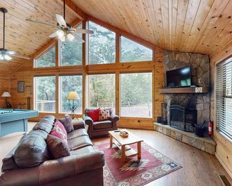 Charming Getaway with Private Hot Tub, Sauna, & Pretty Mountain Views - Helen - Living room