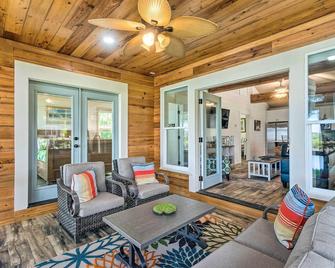 Private Dock and Porch Riverfront Darien Cottage - Darien - Living room