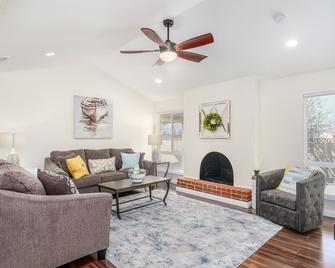3B/2Bth Spacious Rooms & Open Kitchen w Swim Pool - Clovis - Living room