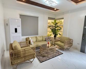 Suncoast Villas - Mabalacat - Wohnzimmer