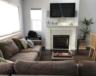 Tourmaline House: Walk to Beach & Restaurants, Fenced Yard, EV Charger, Bikes - San Diego - Sala de estar