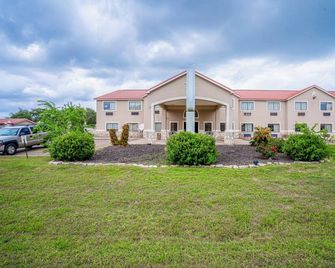 Days Inn & Suites by Wyndham Beeville - Beeville - Gebäude