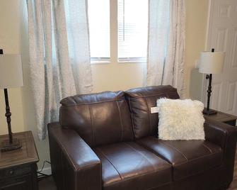 City Scape Homey 1 BR efficiency Apt near TTU and downtown - Cookeville - Living room