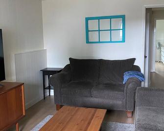 Comfy and clean garden suite. Close to Discovery Pier, Museum, and Hospital. - Campbell River - Living room
