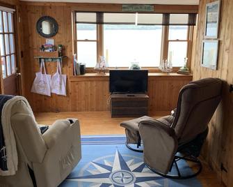 Two bay front cottages, private beach access, fenced pet friendly yard, wi-fi - Lubec - Living room