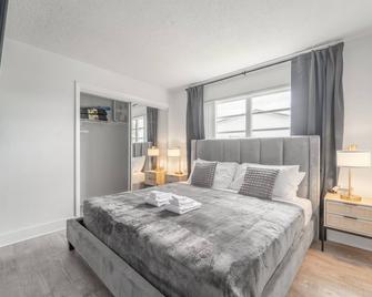 Ocean Whisper - Sleeps 11 - Palm Wave Stays - Coconut Creek - Yatak Odası