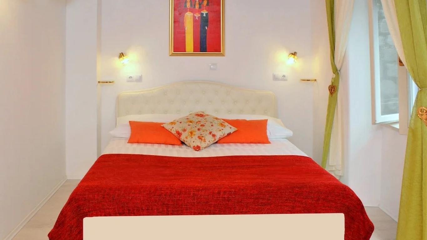 Melek Accommodations