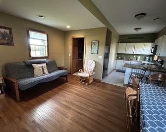2 Bedrooms - Room to park boat! - Close to water & Potawatomi State Park - Sturgeon Bay - Sala de estar