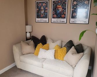 Hidden Retreat - Studio 4 minutes to the beach! Pet friendly! - Weymouth - Living room