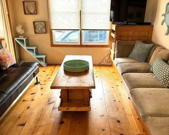 Capitola Village Beach Cottage Living! - Capitola - Living room