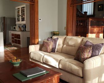 The Eleanor Davis House & Pool - Hannibal - Living room