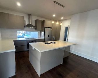 Spacious 3 Bedroom, 2 Bathroom, Secure Parking and Pet friendly house. - Donald - Cocina