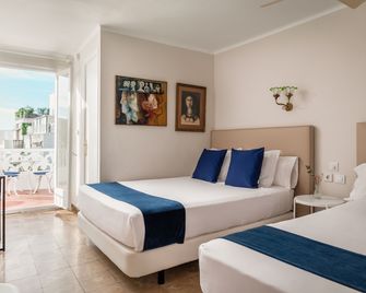 Hotel Medium Romantic - סיטגס