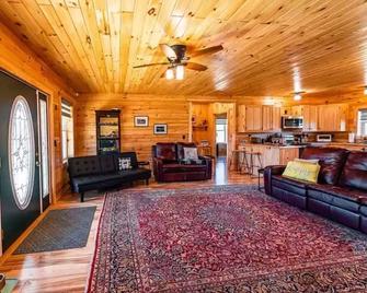 Charming All Wood Interioradirondak Cottage - Malone - Living room