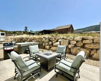 Townhome in Glendale UT near Zion with hot tub - Glendale - Balcón