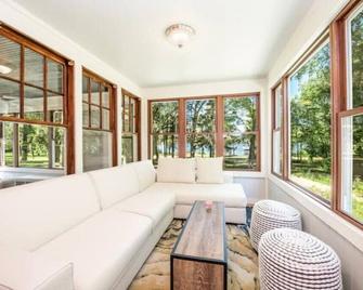 Amazing Cottage Big Cedar Lake\n - West Bend - Вітальня