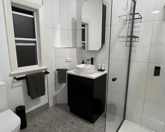 Sans Souci Apartments - Ingham - Badkamer