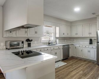 Pond View, Fishing, Bbq, Fireplace, And More - Douglas - Kitchen