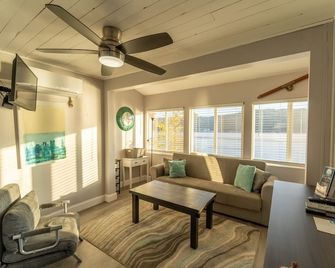 Stay in Venice our Modern Steps from the Lake with Dock! - Alton Bay - Soggiorno