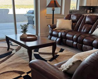 4-Bedroom Home near Downtown Winnemucca with Mountain Views - Winnemucca - Huiskamer