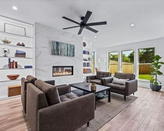 Spacious 4-bedroom house with WiFi and AC in marvelous Dallas - דאלאס - סלון