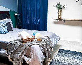 Artistic and Creative Vibe with Indoor Swing 2 Blocks to Downtown & near SEMO - Cape Girardeau - Bedroom