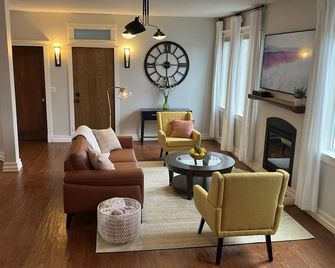 Downtown Mid-Century Modern Luxury Getaway - Anchorage - Sala de estar