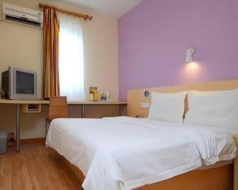 7Days Inn Huai'an Zhou Enlai Memorial Museum Branch - Huai'an - Bedroom