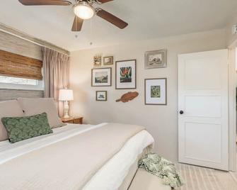 Luxury Home with Hot Tub & Outdoor Oasis blocks from the Beach - Saint Pete Beach - Bedroom