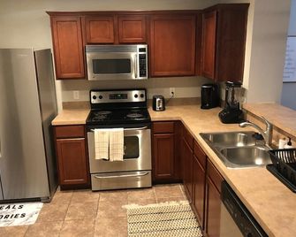 Dallas Gem in Subdivision 15 mins from Deep Ellum! - דאלאס - מטבח