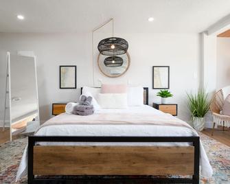 Be A Nomad - Beach Cottage Oceanfront - Jacksonville Beach - Bedroom