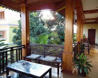 Thoulasith Guesthouse - Luang Namtha - Balcón