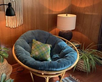 Romantic Beach Cabin For Two - Nipissing - Living room