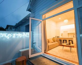 Refurbished Villa NEW Hot tub, Netflix, & Entirely private - Hastings - Balcony