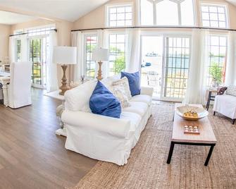 Cottage in Muskoka, Georgian Bay. 3 bed 2 bath with shallow entry beach - Port Severn