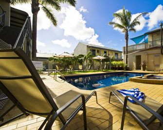Moonlight Bay Apartments - Rye - Piscina